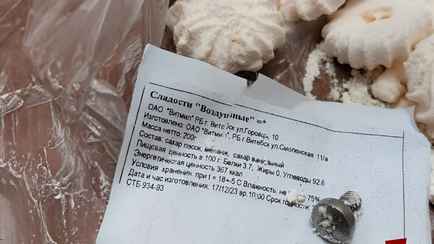 Белоруска нашла в пирожных большой болт
