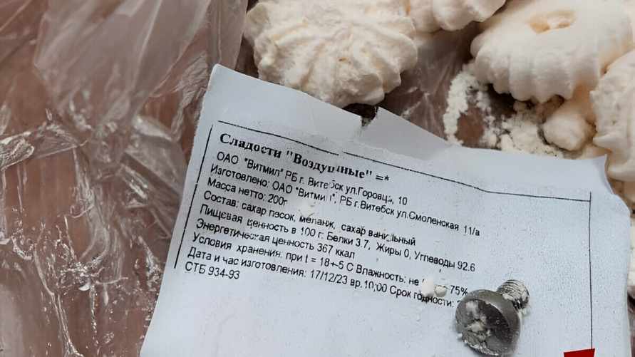 Белоруска нашла в пирожных большой болт