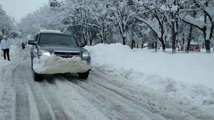 Белорусам предложили круглосуточно жаловаться на заснеженные дороги. По какому телефону звонить?
