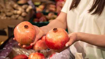 Зачем стучать по гранату и взвешивать в руках? Сделайте так – и наслаждайтесь вкусным фруктом