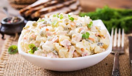 Эти хитрости сделают привычный салат «Оливье» еще вкуснее. Каких ошибок с картошкой, яйцами и мясом нужно избегать?