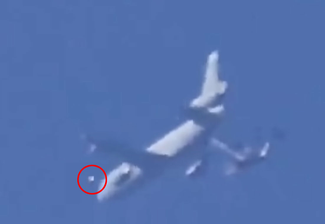 "Как-то страшно смотреть" — Очевидцы сняли рядом с самолётом Байдена НЛО