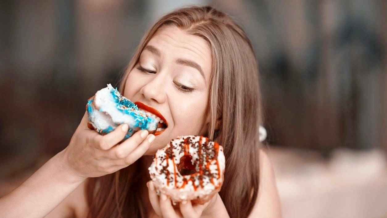 "Если хотите шоколада, ешьте" — Врач-диетолог дал 3 совета, как перестать употреблять сладости