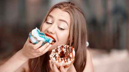 «Если хотите шоколада, ешьте» — Врач-диетолог дал 3 совета, как перестать употреблять сладости