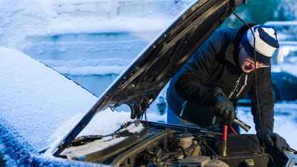 Этот трюк поможет завести машину в мороз. Опытные механики рассказали, почему он реально действует