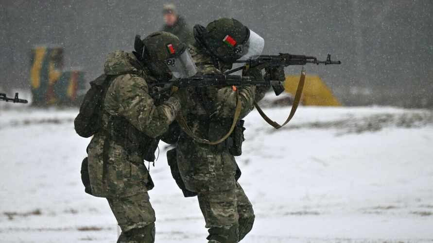 Двое военных Беларуси получили огнестрельные ранения - Минобороны