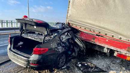 На въезде в Минск легковушка влетела в стоящую фуру – четыре человека в больнице