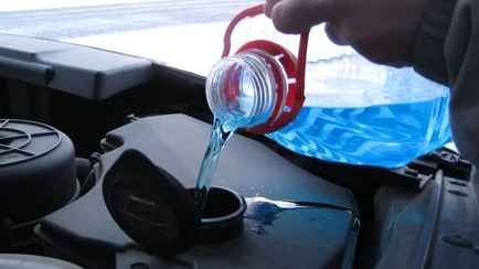 Превышения нормы — в 680 раз. Минздрав дал список запрещенных из-за метанола «незамерзаек»