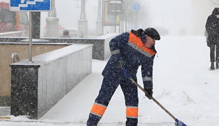 До 22 часов. Министр ЖКХ рассказал, как быстро должны убирать снег на улицах городов и деревень Беларуси