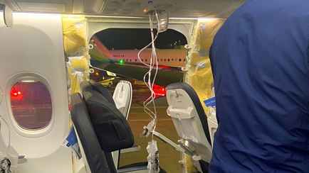 «Матери прижимали к себе детей, чтобы их не унесло ветром» – У Boeing 737 на высоте 5 км оторвало дверь