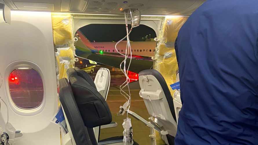 «Матери прижимали к себе детей, чтобы их не унесло ветром» – У Boeing 737 на высоте 5 км оторвало дверь