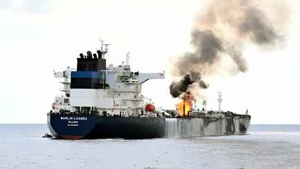 Хуситы подорвали танкер с российской нефтью. Американцы помогли потушить