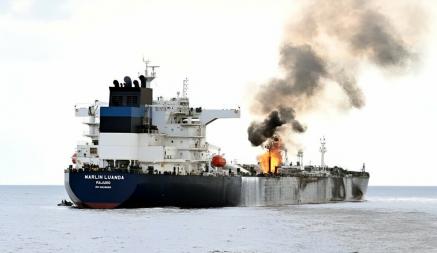Хуситы подорвали танкер с российской нефтью. Американцы помогли потушить