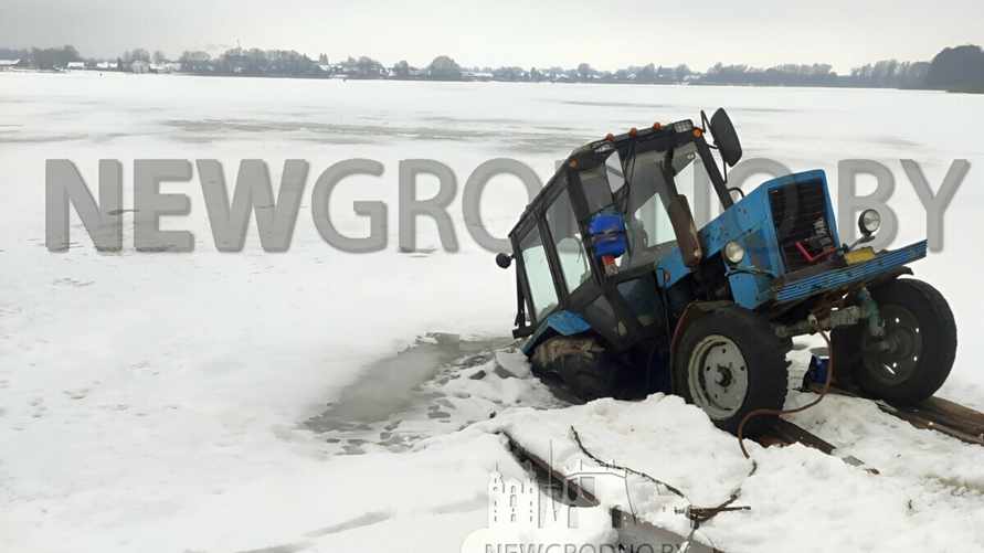 В пригороде Гродно трактор провалился под лед