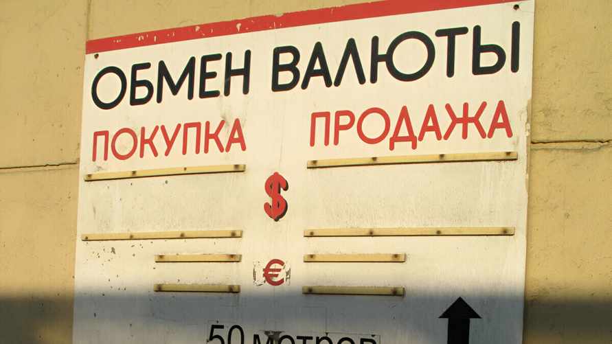 Почему банки ввели повышенные комиссии на валюту для белорусов? В одном признались - "Вынуждены"