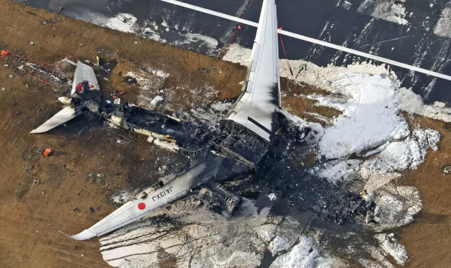 Появилось видео горящего самолета с 379 пассажирами на борту в аэропорту Токио
