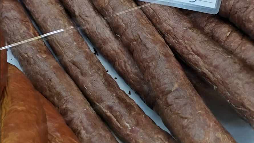 «А олень с рогами был?» – Белорус рассказал, что добавляют в колбасу из оленины в Беловежской пуще