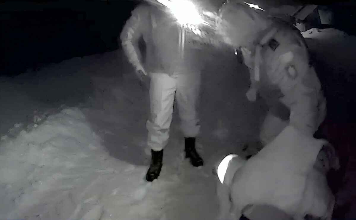 «У него безумные глаза!» – В Кличеве милиционер открыл стрельбу по мужчине с ножом