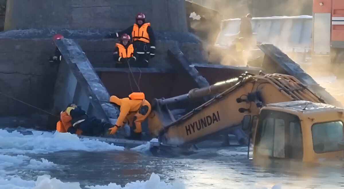 Под Лидой рабочие на экскаваторе рухнули вместе с мостом в Неман