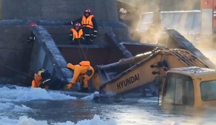 Под Лидой рабочие на экскаваторе рухнули вместе с мостом в Неман