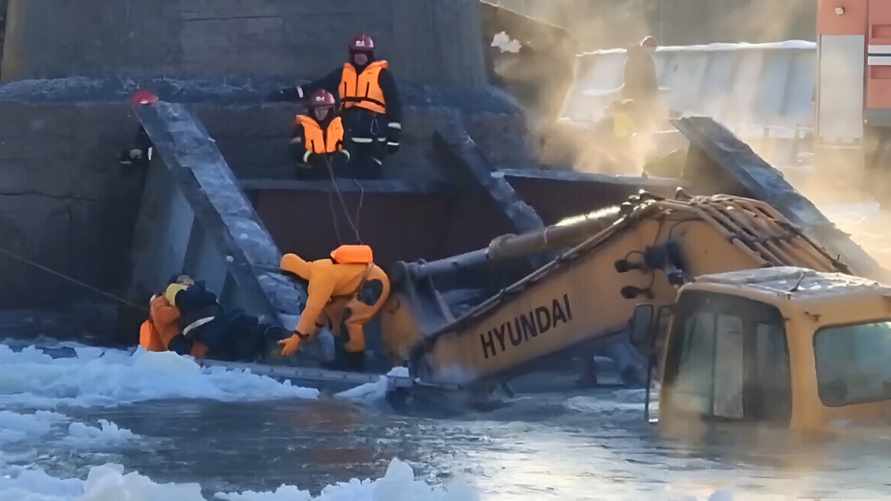 Под Лидой рабочие на экскаваторе рухнули вместе с мостом в Неман