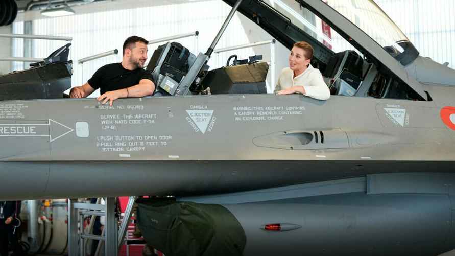 Зеленский с супругой в истребителе F-16 во время декабрьского визита в Нидерланды.