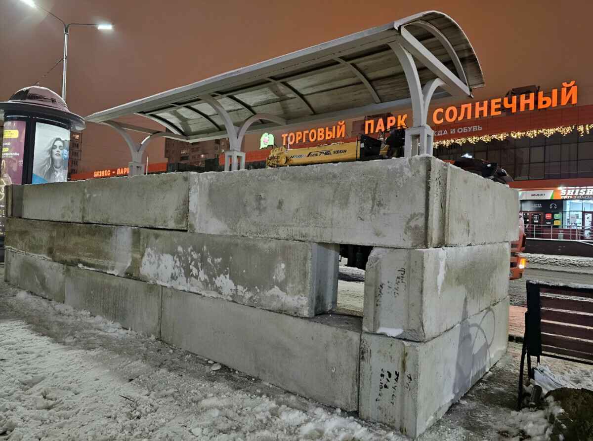 Появились фото бетонных плит и мешков с песком на остановках в Белгороде