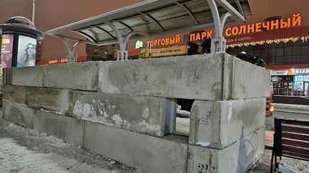 Появились фото бетонных плит и мешков с песком на остановках в Белгороде