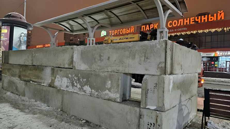 Появились фото бетонных плит и мешков с песком на остановках в Белгороде