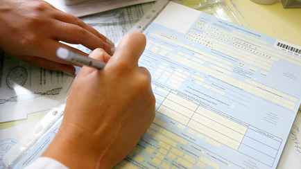 Кто, кроме родителей, может уйти на больничный с ребёнком в Беларуси? Юристы объяснили, когда его оплатят