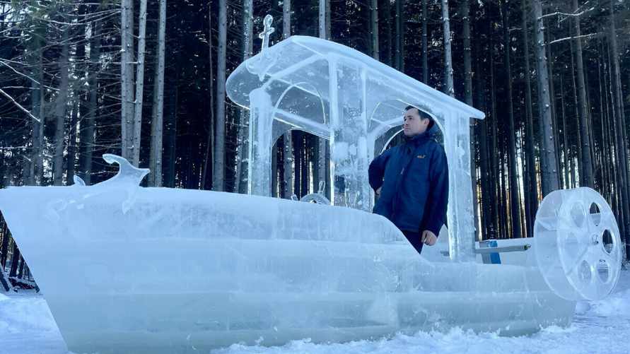«На очереди вертолет?» – Белорус сделал корабль из льда и реально поплыл