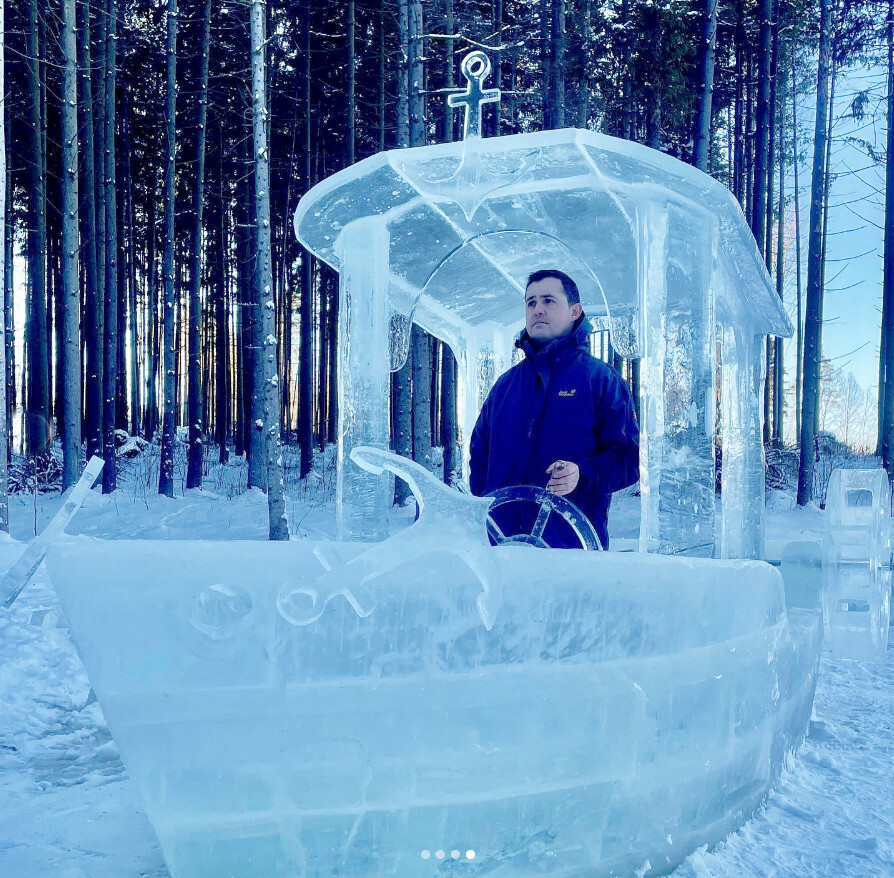 «На очереди вертолет?» – Белорус сделал корабль из льда и реально поплыл