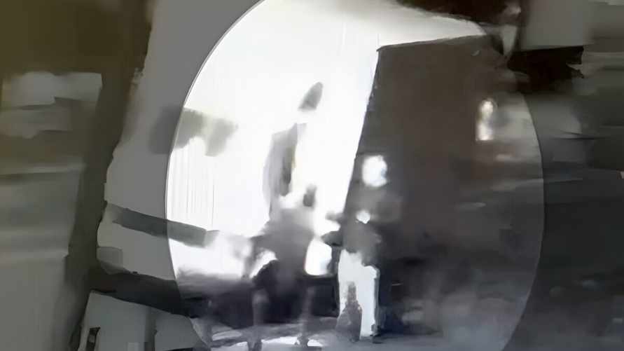 Момент вскрытия авто подозреваемым.