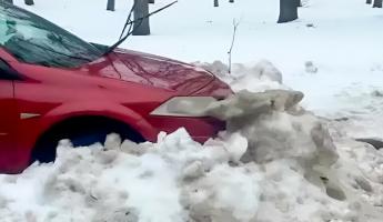 Завалил снегом машину соседа. В Гродно «война за парковку» дошла до милиции