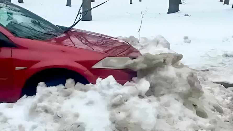 Завалил снегом машину соседа. В Гродно «война за парковку» дошла до милиции