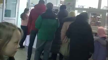 «Считаете что это большая?!» – Белорусы поделилась видео очередей в поликлиники. Подписчики в комментариях разделились