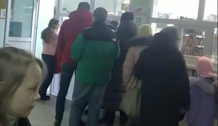 «Считаете что это большая?!» – Белорусы поделилась видео очередей в поликлиники. Подписчики в комментариях разделились