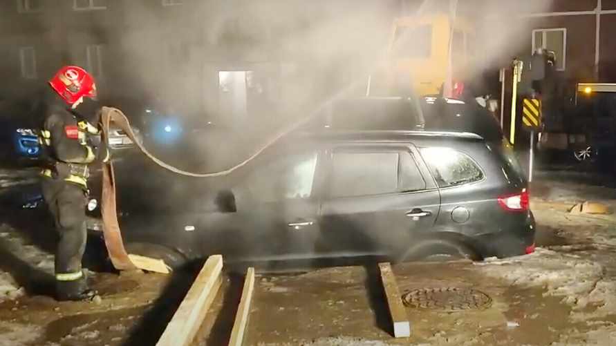 В Витебске машина провалилась в подземный канал