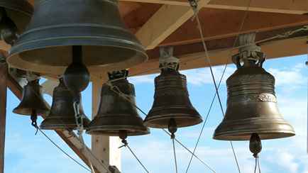 «В момент звона оторвался язык» – Во время службы в Петриковском храме пострадала женщина