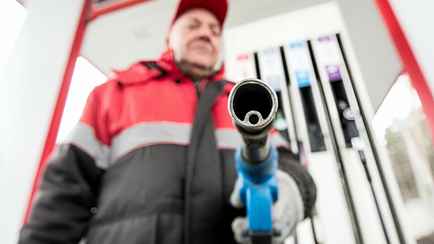 В рейтинге доступности топлива Беларусь – 24-я. Сколько литров на зарплату могут купить в России, Польше, Латвии, Литве и Эстонии?