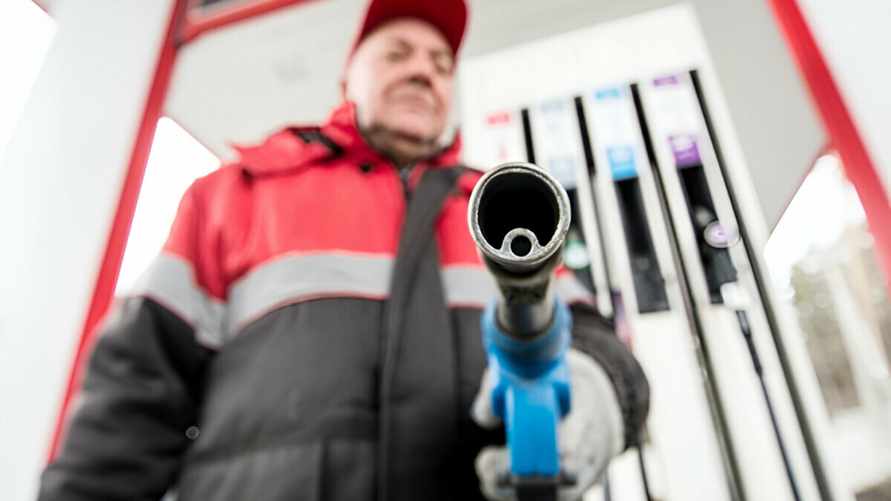 В рейтинге доступности топлива Беларусь – 24-я. Сколько литров на зарплату могут купить в России, Польше, Латвии, Литве и Эстонии?