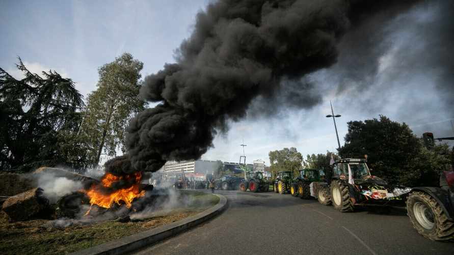 "Мы заморим Париж голодом" - Фермеры заблокировали дороги во Франции