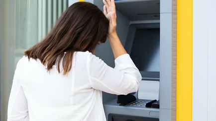 Три крупных белорусских банка предупредили о недоступности некоторых операций. Когда?