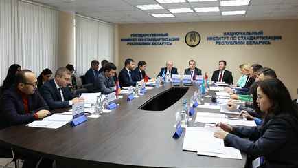 Госстандарт запретил продажу этих плакатов в Беларуси из-за громкого шума. Это как?