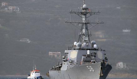 Хуситы атаковали ракетой американский эсминец в Красном море