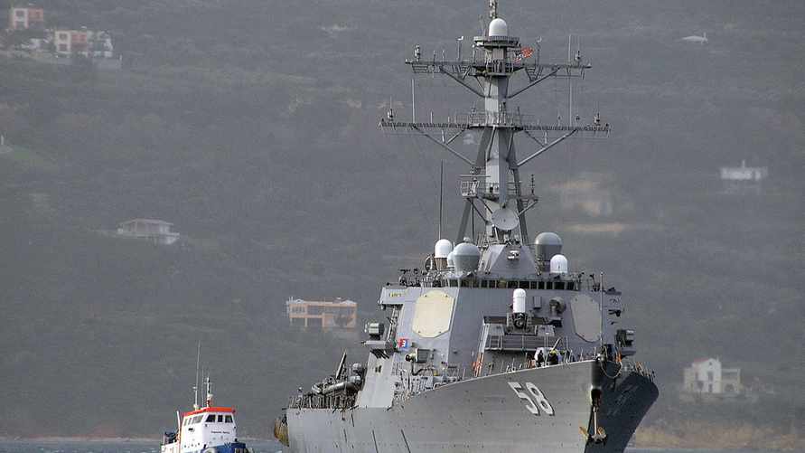 Хуситы атаковали ракетой американский эсминец в Красном море