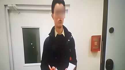 В Минске заметили странного мужчину, который требует пустить его в квартиры. Что с ним не так?