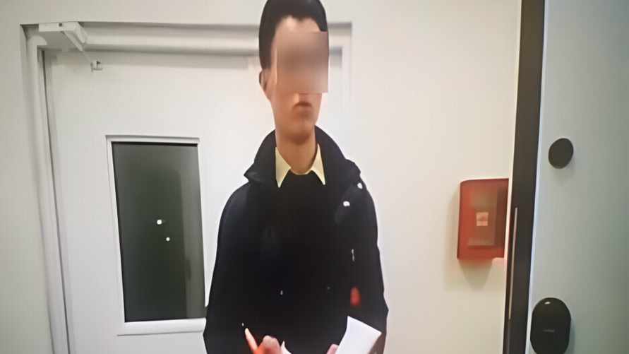 В Минске заметили странного мужчину, который требует пустить его в квартиры. Что с ним не так?