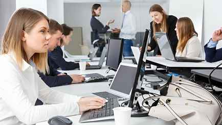 В «Альфа-Банке» посоветовали белорусам ставить под сомнение видео от «начальников». Какие приказы могут лишить денег?