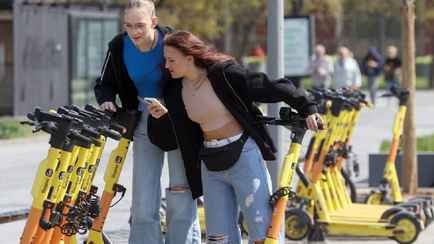 В Минске решили ограничить скорость для самокатов до 10 км/ч. Но не везде